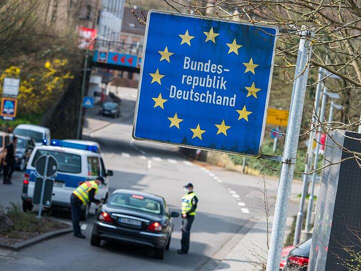 Beamte der Bundespolizei kontrollieren an der deutsch-französischen Grenze.
