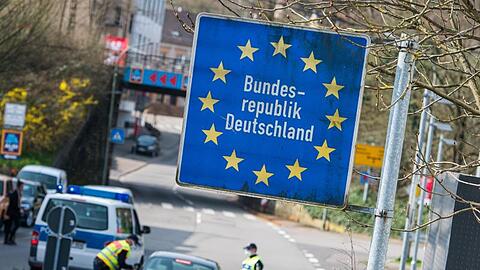 Beamte der Bundespolizei kontrollieren an der deutsch-französischen Grenze.