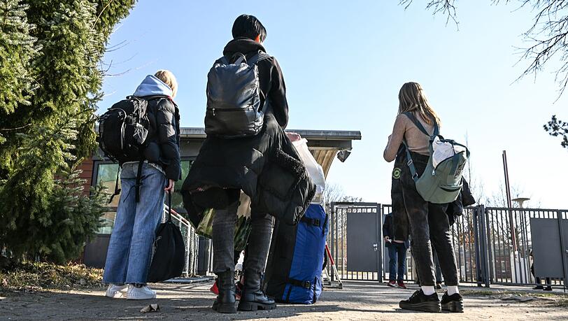 Flüchtlinge aus der Ukraine warten im März 2022 an der Hauptpforte der Landeserstaufnahmeeinrichtung in Sigmaringen.