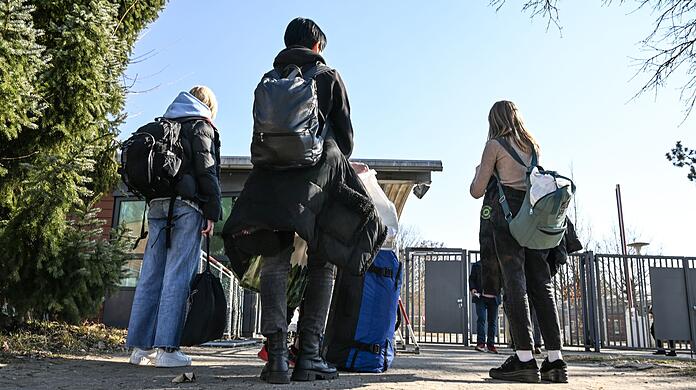 Flüchtlinge aus der Ukraine warten im März 2022 an der Hauptpforte der Landeserstaufnahmeeinrichtung in Sigmaringen.