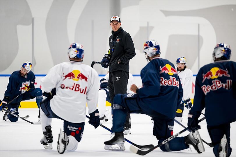 Mehr Tempo in neuer Halle: EHC-Cheftrainer Toni Söderholm (Mitte) und sein Team arbeiten derzeit viel am Schlittschuhspiel, an Aggressivität und der Rhythmusfindung.