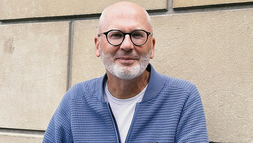 Vor seinem Durchbruch arbeitete der Schriftsteller als Regisseur, Drehbuchautor und Creative Director einer Werbeagentur. Der 61-Jährige lebt mit seiner Familie bei München.