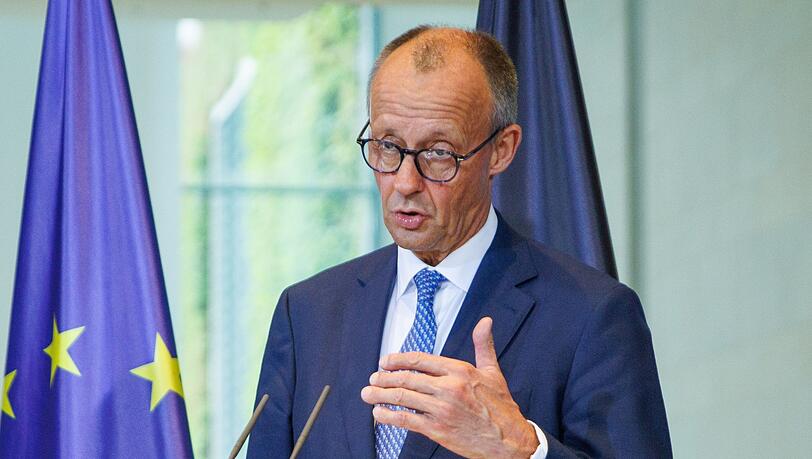Merz will keine strengeren CO2-Regeln für Dienstwagen.