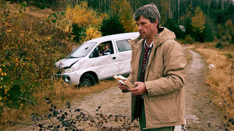 Hotelier Uwe (Peter Schneider) steht das Wasser bis zum Hals. Als er auf die Ladung Kokain im verungl&uuml;ckten Wagen der Holl&auml;nder st&ouml;&szlig;t, glaubt er, die L&ouml;sung f&uuml;r sein Problem gefunden zu haben.