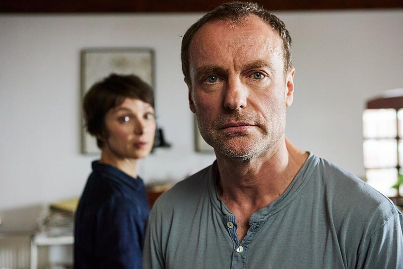 Thies (Mark Waschke) und Sophie (Julia Koschitz) sind stark beunruhigt, weil ihr zwölfjähriger Sohn nicht nach Hause kommt. Der Junge ist schwierig, eckt mit seinen Gewaltausbrüchen immer wieder an. Ist der Junge in der Elbe ertrunken? Oder wurde ihm Gewalt angetan? Thies (Mark Waschke) und Sophie (Julia Koschitz) sind stark beunruhigt, weil ihr zwölfjähriger Sohn nicht nach Hause kommt. Der Junge ist schwierig, eckt mit seinen Gewaltausbrüchen immer wieder an. Ist der Junge in der Elbe ertrunken? Oder wurde ihm Gewalt angetan?