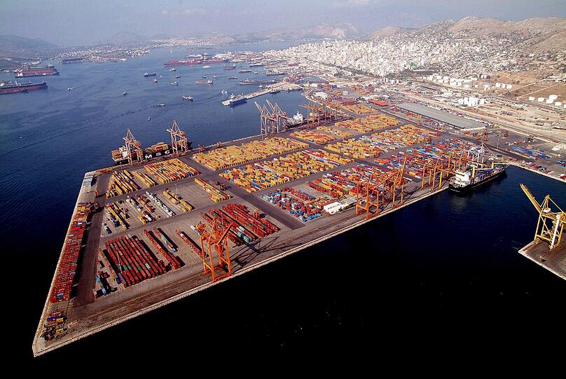 Der Containerhafen von Piräus: Im Rahmen des griechischen Sparprogramms soll der Hafen privatisiert werden.