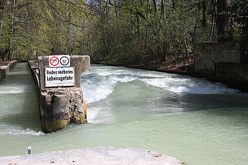 Ohne fremdes Verschulden ertrank ein 61-jähriger Rosenheimer im Eisbach, nachdem er vermutlich wegen Kreislaufproblemen hineingestürzt war. Der Nebenarm der Isar verfügt über lebensgefährliche Stellen. (Archivbild)
