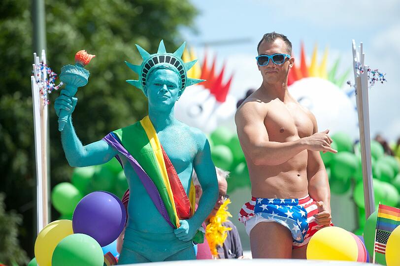 Mehrere Tausend Teilnehmer feiern am Samstag in Berlin mit einem schrill-bunten Umzug den Christopher Street Day.