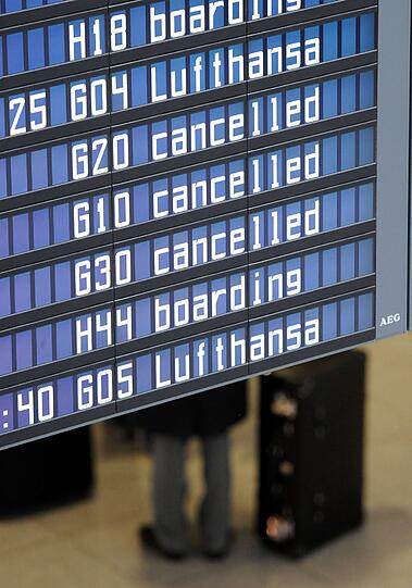 Lange Warteschlangen an den Schaltern, endloses Warten in den Terminals und fast jeder zweite Flug der Lufthansa fällt streikbedingt aus. Die Bilder vom Flughafen.