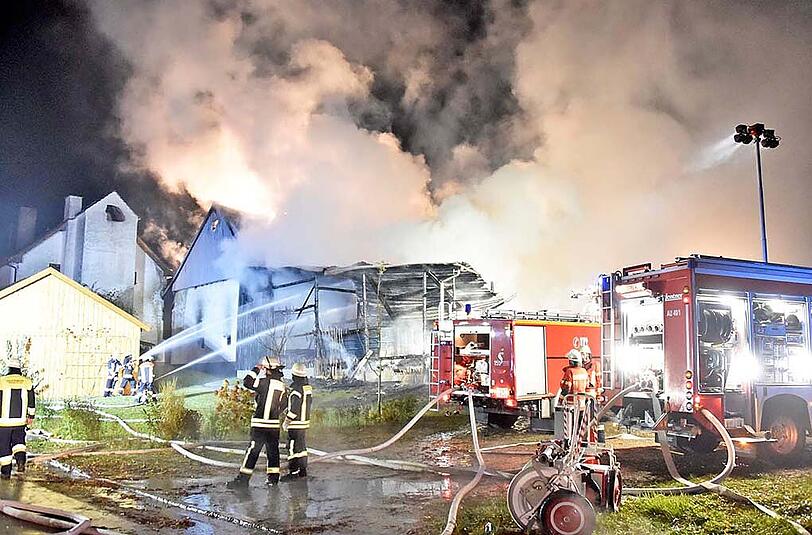 Eine halbe Million Euro: So hoch schätzt die Polizei den Sachschaden nach dem schweren Stallbrand in Au in der Hallertau. Die Bilder vom Feuerwehreinsatz.