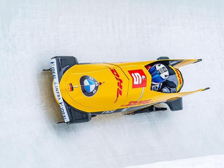 Francesco Friedrich und Thorsten Margis rasen in Innsbruck mit ihrem Bob durch den Eiskanal.