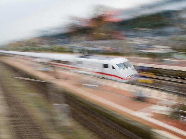 Ein ICE der Deutschen Bahn in voller Fahrt.