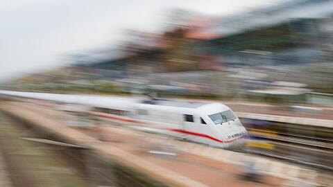Ein ICE der Deutschen Bahn in voller Fahrt.