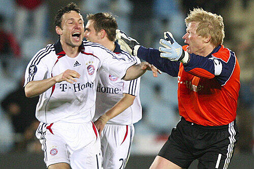 Irrsinn von Getafe: Nach dem 3:3 im Uefa-Cup in letzter Sekunde ist Kahn (r.) nicht zu bändigen, van Bommel bekam&rsquo;s zu spüren.