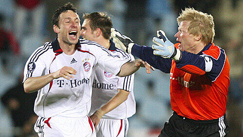 Irrsinn von Getafe: Nach dem 3:3 im Uefa-Cup in letzter Sekunde ist Kahn (r.) nicht zu bändigen, van Bommel bekam’s zu spüren. Irrsinn von Getafe: Nach dem 3:3 im Uefa-Cup in letzter Sekunde ist Kahn (r.) nicht zu bändigen, van Bommel bekam’s zu spüren.