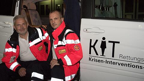 Tim Pröse mit Hermann Saur von der Münchner Kriseninterventionshilfe.