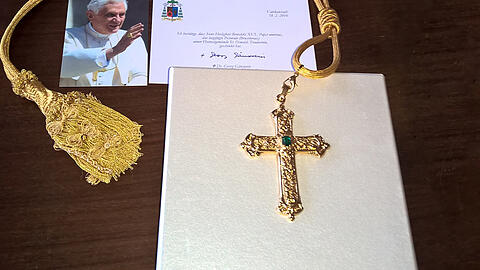 Das gestohlene Brustkreuz des Papstes.
