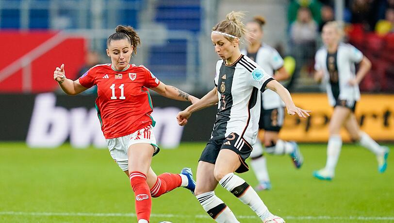 Wales Hannah Cain (l) und Deutschlands Kathrin Hendrich kämpfen um den Ball. Wales Hannah Cain (l) und Deutschlands Kathrin Hendrich kämpfen um den Ball.