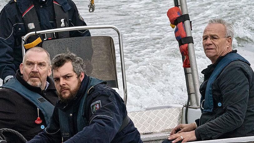 "Tatort: Hubertys Rache": Wasserschutzpolizei bringt die Kommissare Freddy Schenk (Dietmar Bär, sitzend, l.) und Max Ballauf (Klaus J. Behrendt, r.) zum Ausflugsschiff, das auf dem Rhein entführt wurde.