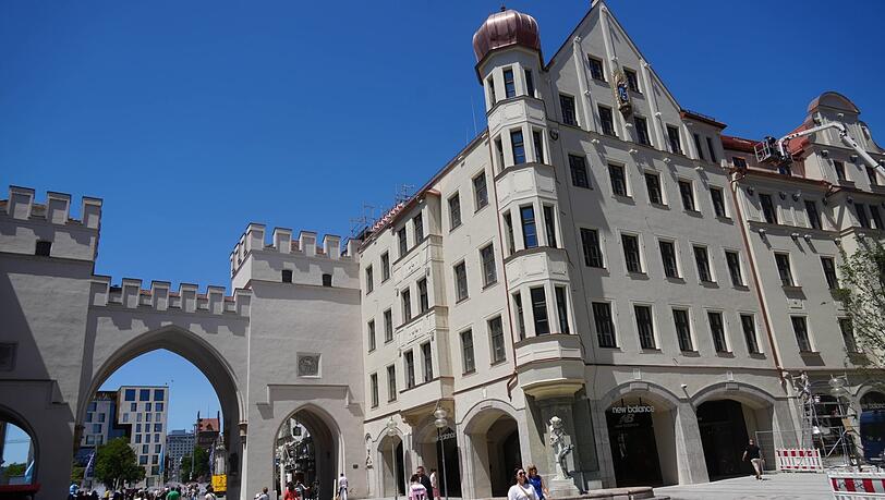 Gerüst und Kräne sind weg: Das denkmalgeschützte Haus direkt am Karlstor in der Fußgängerzone ist nach drei Jahren Lärm und Dreck fertig umgebaut - und heißt jetzt „Herzog Max“.
