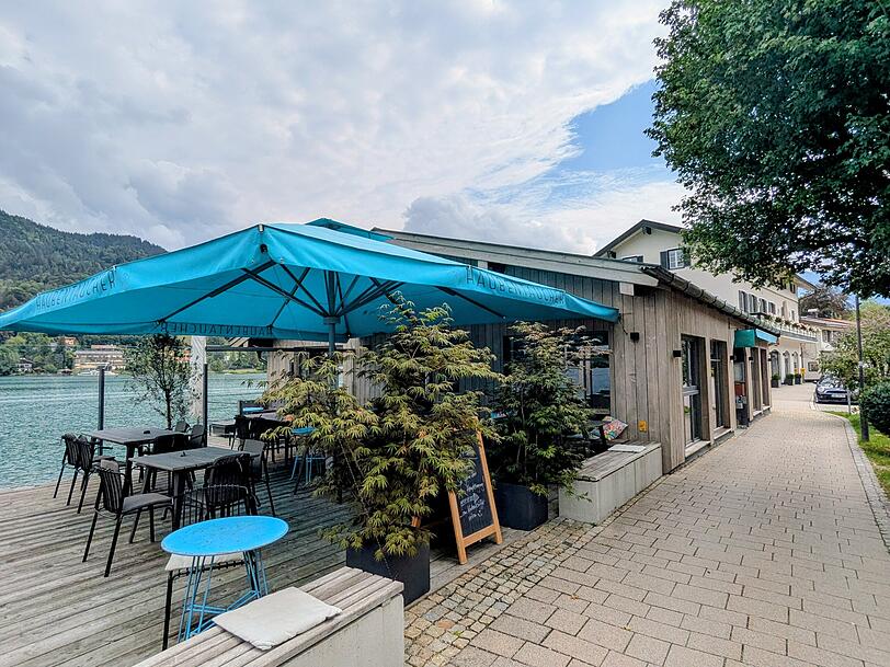 Das Haubentaucher samt Terrasse direkt am See.
