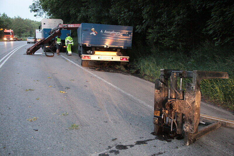 Bei Mühldorf ist ein Lkw mit Ladekran gegen eine Brücke gekracht. Der Kran wurde dabei aus der Verankerung gerissen und landete auf der Straße. Die Bilder.