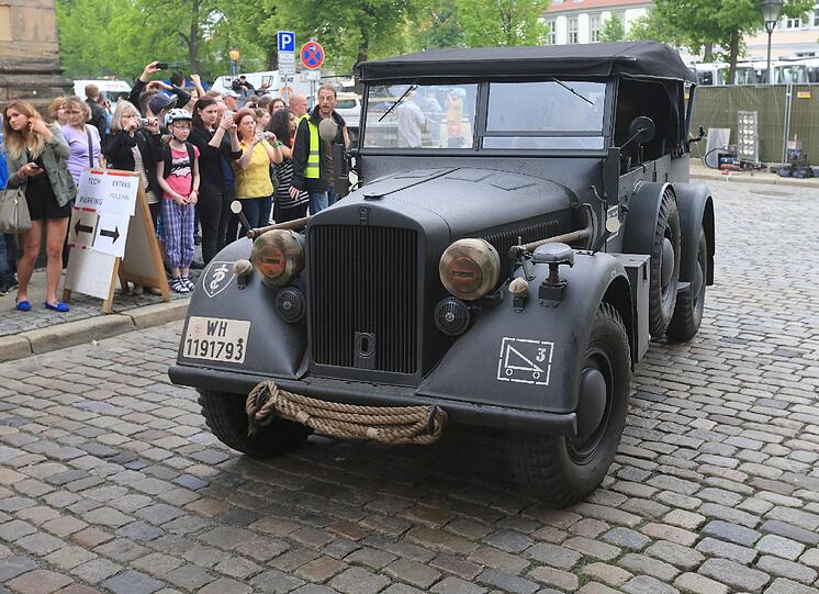 George Clooney sorgt zu Pfingsten für Hollywood-Feeling im Harz. Schaulustige verfolgen die Dreharbeiten zu Clooneys neuem Film und hoffen auf ein Autogramm.