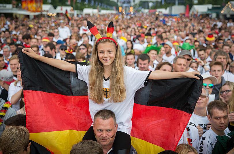 Die deutschen Fans empfangen die Fußball-Weltmeister - die Bilder von der Berliner Fanmeile und dem Flughafen Tegel.
