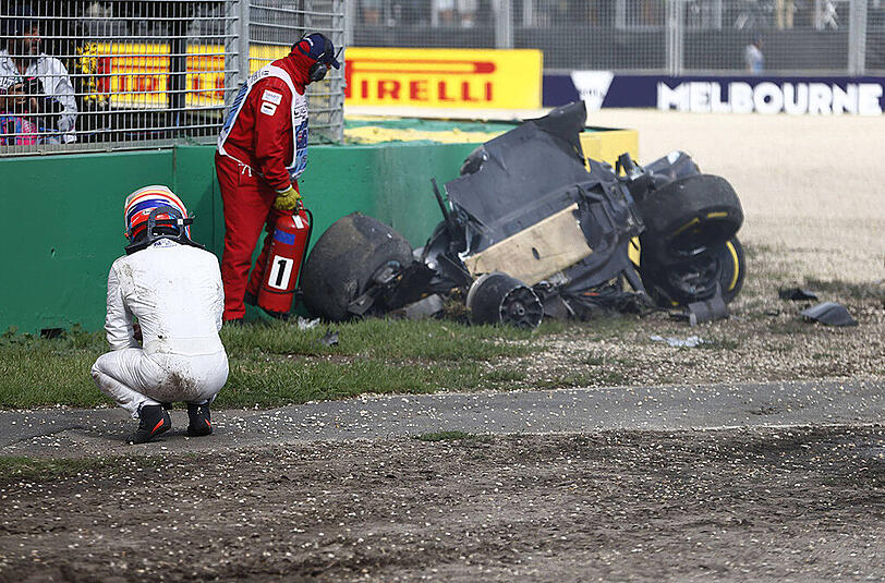 Bei einem Überholmanöver krachte der zweimalige Weltmeister Fernando Alonso mit seinem McLaren in der 17. Runde auf den Haas-Rennwagen von Esteban Gutierrez.