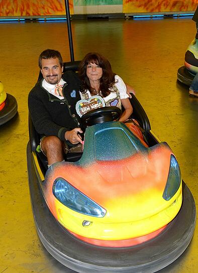 Georg "Schorsch" Hackl mit Freundin Gisela Seidel im Autoscooter beim BMW Wiesn Sport-Stammtisch am 20. September.