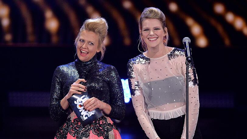 Moderatorin Barbara Schöneberger (l.) und Levina, die uns beim diesjährigen Eurovision Song Contest in Kiew vertritt.