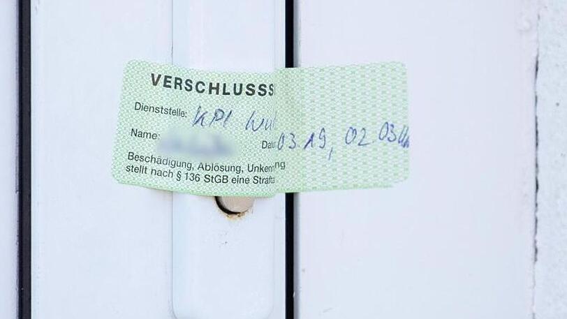 Verschlusssiegel der Würzburger Polizei an der Tür einer im Kinderporno-Fall durchsuchten Wohnung.
