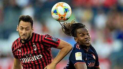 Hat sich gut integriert &ndash; und bleibt bei Bayern: Renato Sanches (r.). Den Test gegen Milan mit Hakan Calhanoglu gewann Bayern mit 1:0.