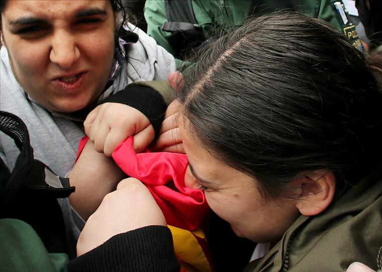 Bilder vom Prozess-Auftakt: Zwei junge, türkischstämmige Frauen versuchen gewaltsam in die Bannmeile vor dem Gericht einzudringen.