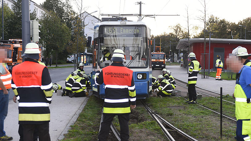 Einsatzkräfte der Feuerwehr bringen die entgleiste Tram wieder in die Spur.