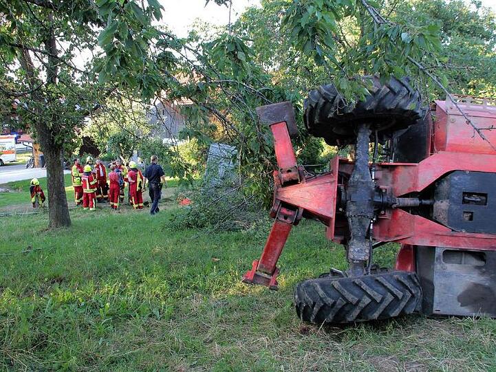 Eine umgekippte Erntemaschine liegt am Einsatzort in Bad Feilnbach. Foto: Josef Reisner