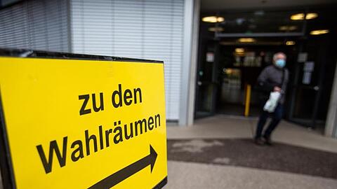 Ein Schild mit der Aufschrift "Zu den Wahlräumen" in Freiburg.