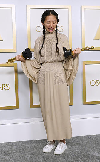 Top: Regisseurin Chloe Zhao erschien mit weißen Turnschuhen. Am Ende holte ihr Film "Nomadland" drei der vier Haupt-Oscars. So sehen Sieger aus!