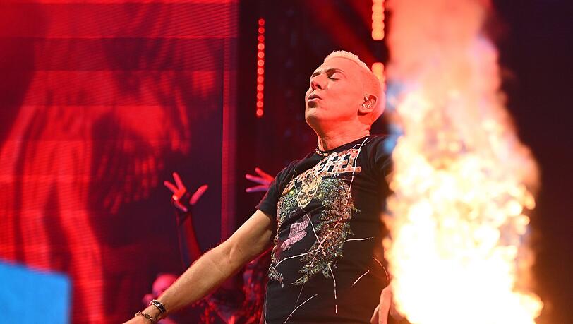 Die drei Jungs von Scooter zeigten auf der "Thirty, Rough and Dirty" Tour, dass ihr millionenfach verkaufter Party-Techno seit 30 Jahren zeitlos angesagt ist. Die drei Jungs von Scooter zeigten auf der "Thirty, Rough and Dirty" Tour, dass ihr millionenfach verkaufter Party-Techno seit 30 Jahren zeitlos angesagt ist.
