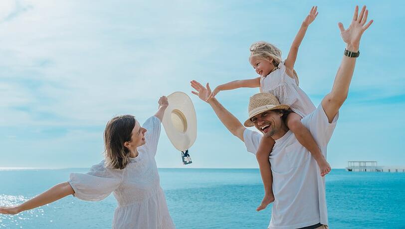 Vor allem bei teuren Fernreisen, Kreuzfahrten oder Urlauben mit Kindern kann eine Reiseversicherung sinnvoll sein. Günstige Kurztrips lassen sich dagegen oft auch ohne zusätzliche Police absichern. Vor allem bei teuren Fernreisen, Kreuzfahrten oder Urlauben mit Kindern kann eine Reiseversicherung sinnvoll sein. Günstige Kurztrips lassen sich dagegen oft auch ohne zusätzliche Police absichern.