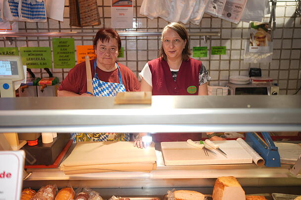Manuela Wex (l.) und Martina Mayr arbeiten seit Jahren in der Metzgerei Wöhrmüller. Sie machen noch den Abverkauf, haben aber ihre Kündigung schon. Manuela Wex (l.) und Martina Mayr arbeiten seit Jahren in der Metzgerei Wöhrmüller. Sie machen noch den Abverkauf, haben aber ihre Kündigung schon.