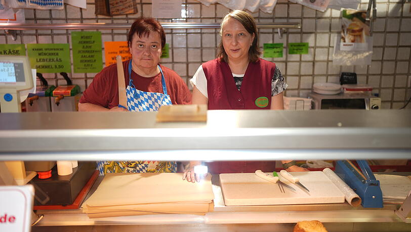 Manuela Wex (l.) und Martina Mayr arbeiten seit Jahren in der Metzgerei Wöhrmüller. Sie machen noch den Abverkauf, haben aber ihre Kündigung schon. Manuela Wex (l.) und Martina Mayr arbeiten seit Jahren in der Metzgerei Wöhrmüller. Sie machen noch den Abverkauf, haben aber ihre Kündigung schon.