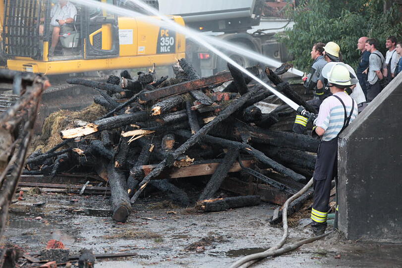 Aufräumarbeiten nach dem Mega-Brand in Heldenstein: Die Feuerwehr kann noch nicht aufatmen und kümmert sich um die Brandruine. Bei dem Feuer ist ein Schaden von etwa einer Million Euro entstanden.