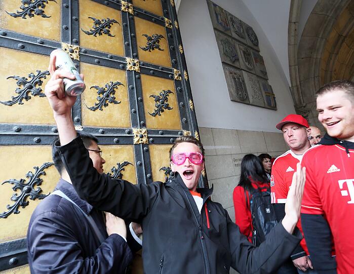 Die Bayernfans sind bereit für einen außergewöhnlichen Fußballabend. Bei brittischem Wetter und bayerischem Bier präsentieren sie die Fans lautstark am Marienplatz. Die besten Bilder.