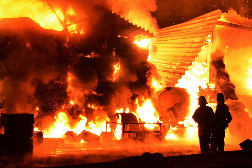 In Engkofen bei Vilsbiburg ist eine Lagerhalle in Brand geraten. Die Bilder...
