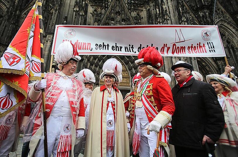 Die Kölner Oberbürgermeisterin Henriette Reker (M.) nimmt auch teil an den Feierlichkeiten zu Weiberfastnacht.