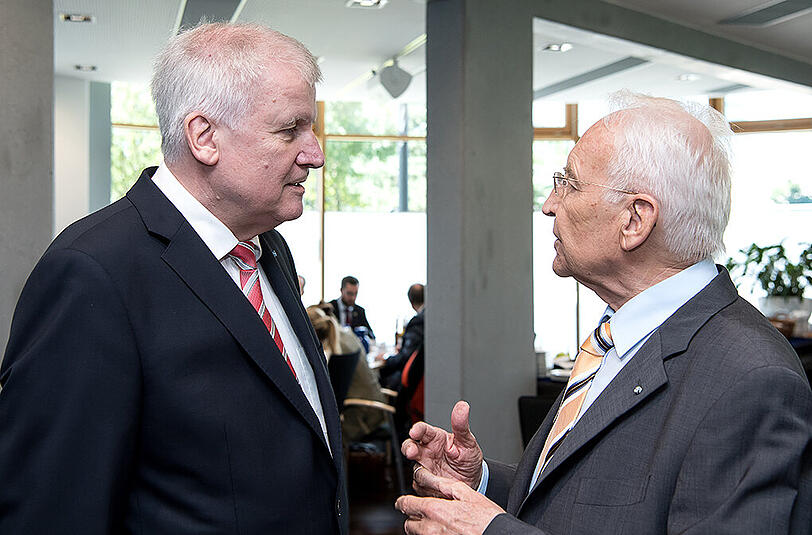 Bayerns Ministerpräsident Horst Seehofer (l) und Edmund Stoiber
