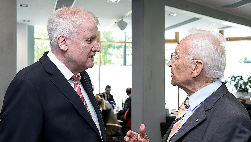Bayerns Ministerpräsident Horst Seehofer (l) und Edmund Stoiber Bayerns Ministerpräsident Horst Seehofer (l) und Edmund Stoiber