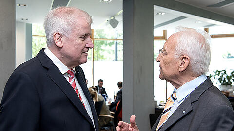 Bayerns Ministerpräsident Horst Seehofer (l) und Edmund Stoiber