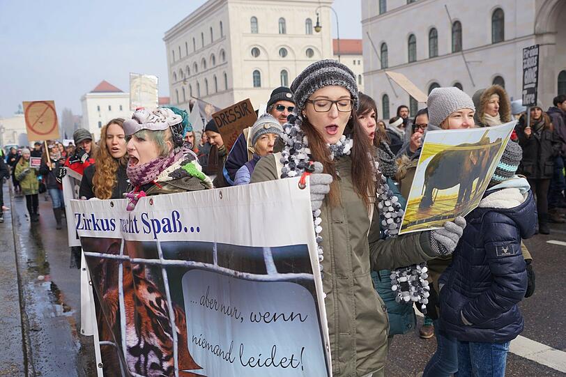 Hunderte Demonstranten setzten sich am Samstag für Zirkus ohne Tiere ein.